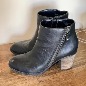 Black Side Zip Ankle‎ Boots Womens 8 Stacked Heel Casual Booties Boho Chic Indie thumbnail 8