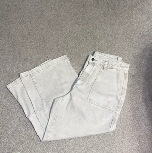 Universal Threads NWOT Cream Baggy Flare Cropped Denim Jeans thumbnail 2