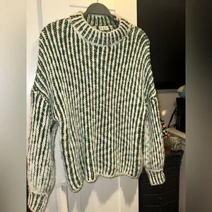 POL Two-Tone Woven Mock Neck Sweater Multi Green & White thumbnail 5