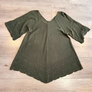 Olive Green Pointelle Knit‎ Poncho Top V-Neck Handkerchief Hem Bohemian Medium M thumbnail 1