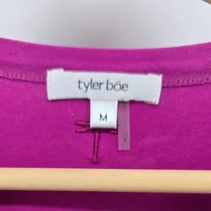 tyler böe T-Shirt Womens M Puff Sleeve Magenta Scoop Neck EUC thumbnail 2