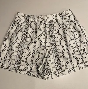 Express Eyelet Shorts Size 10 thumbnail 1