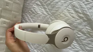 Beats Solo Pro Noise Cancelling Headphones thumbnail 3