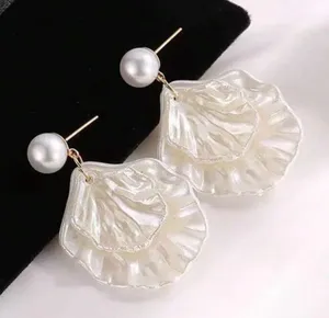 Pearl Shell Earrings White thumbnail 1