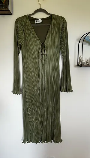 NWT Hello Molly‎ Sage Green Ribbed Plunge V Neck Long Sleeve Midi Dress Size 4 thumbnail 1