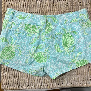 Lilly Pulitzer Get Crackin Crab‎ Print Walsh Shorts Women Size 2 Green Blue. thumbnail 3