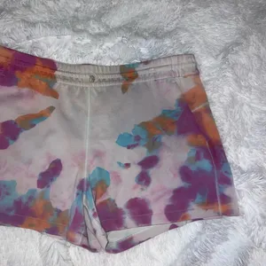 RARE Lululemon Softstream High Rise Short in Tie Dye size 12 Pink Purple Blue thumbnail 3
