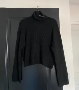 NWT H&M black sweater  thumbnail 5