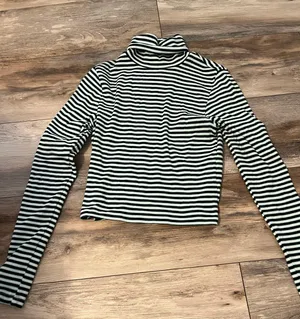Levi’s Cropped Turtleneck thumbnail 1
