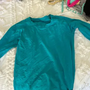 Lululemon long sleeve size 4 in teal RARE COLOR thumbnail 1