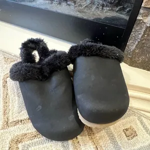 NWT Aerie Black Fuzzy Clogs/Slippers Size 6 thumbnail 3