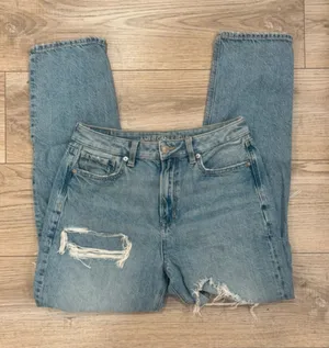 American Eagle Distressed Straight Leg Jeans – Size 6 thumbnail 1
