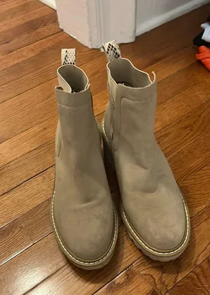 Tan Boots Size 8 thumbnail 1