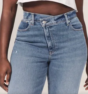 ABERCROMBIE- Curve Love Ultra High Rise 90s Straight Jean Criss-Cross thumbnail 3