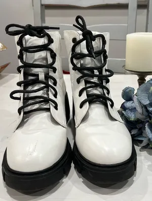 Forever 21 white‎ faux leather with black laces boots size 8 thumbnail 1