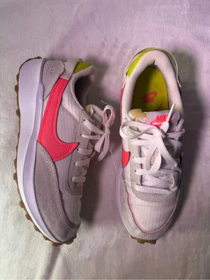Nike Women's White & Coral Pink Swoosh Retro Runner thumbnail 5