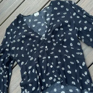 Aritzia‎ Wilfred Daisy Long Sleeve Top thumbnail 6