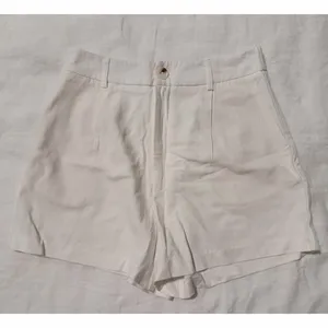 Stradivarius White High Waist Women's Shorts thumbnail 6