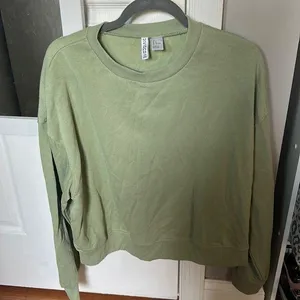H&M Green Crew Neck thumbnail 1