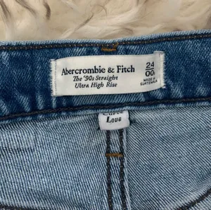 Abercrombie 90’s Straight Ultra High Rise thumbnail 4