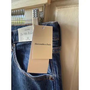 Abercrombie & Fitch The 90s Relaxed High Rise Jeans Size 32 Extra Long Dark Wash thumbnail 5
