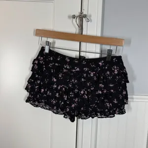 Urban Outfitters Lace Ruffle Sexy Shorts Womens Small Black Pink Floral Tiered‎ thumbnail 4