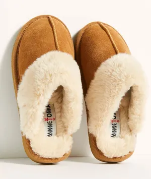 NWOT Minnetonka Women’s Chesney Scuff Flat Slippers thumbnail 1