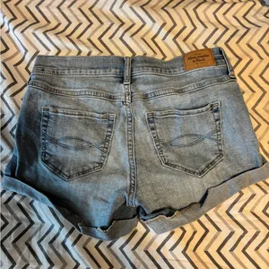 Abercrombie No Rip Jean Shorts – Size 4 thumbnail 6