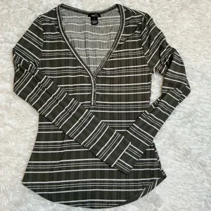 Rue‎ 21 Olive Green White Stripe Ribbed Henley Long Sleeve Top Shirt Womens Sz M thumbnail 1