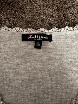 Women’s Light Gray Long Sleeve V-Neck Top Size Medium 0203 thumbnail 2