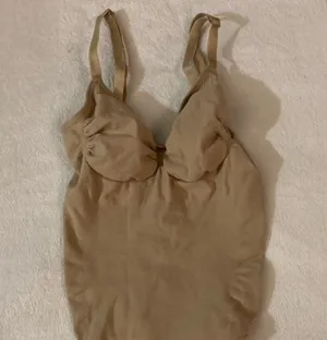SKIMS Low Back Sculpting Bodysuit M thumbnail 4