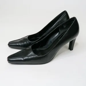Vintage 90s Connie Black Leather Pumps thumbnail 2