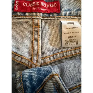 Levi's 550 Jeans Womens Petite 12 Light Wash Blue Relaxed Tapered Mid Rise thumbnail 2