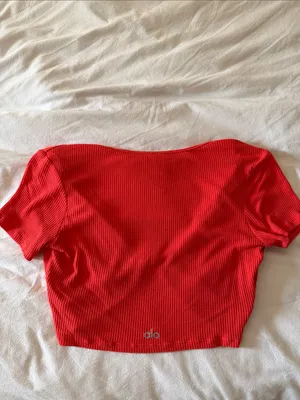 Alo ribbed knotty short sleeve Pilates top in red hot summer size small thumbnail 3