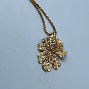 Vintage gold tone oak leaf pendant and 25” approximately chain. thumbnail 7