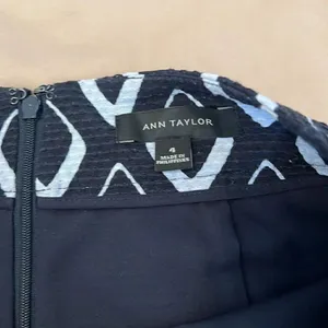 Ann Taylor sz 4 blue and white abstract print fully lined back zip skirt EUC thumbnail 7