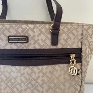 EUC Tommy Hilfiger women’s brown tan gold hardware‎ zip shoulder tote bag purse thumbnail 2