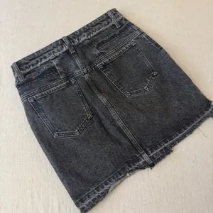 Zara Basic Z1975‎ Denim Black Acid Wash Deconstructed Zip Mini Skirt Size S 26 thumbnail 3