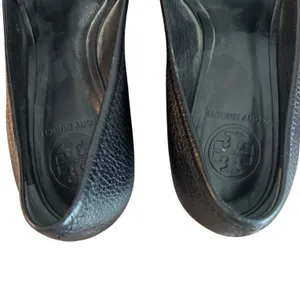 Tory Burch Peep Toe Wedge Pumps Black Leather Silver Logo Size 8 thumbnail 3