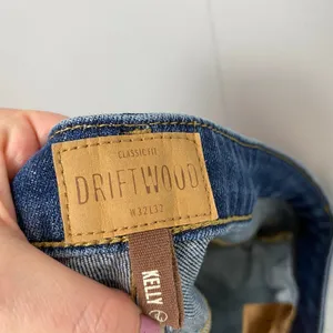 DRIFTWOOD Kelly Classic Bootcut Button Fly Medium Wash Faded Denim Jeans Size 32 thumbnail 5