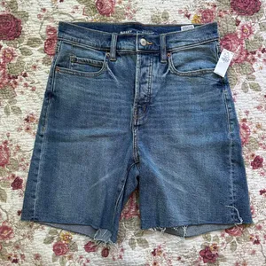 NWT Old Navy Extra High-Rise Sky-Hi Straight Denim Shorts thumbnail 1