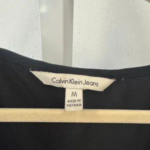 Calvin Klein Jeans Asymmetrical Sheer Layered V-Neck Tank Top Med Office thumbnail 7
