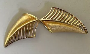 Vintage gold tone brooch thumbnail 1