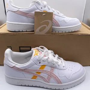 ASICS low-top lightweight comfortable sneakers with striped detail thumbnail 1