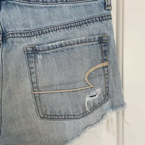 American Eagle women’s light wash blue denim‎ ripped hi-rise festival shorts 4 thumbnail 5
