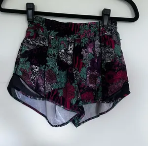 Lululemon Hotty Hot Short‎ II *Long 4" Zem Garden Multi Black Floral Size 4 thumbnail 1