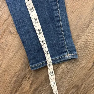 Gap True Skinny Distressed Jeans Size 0 / 25R Medium Wash EUC thumbnail 12