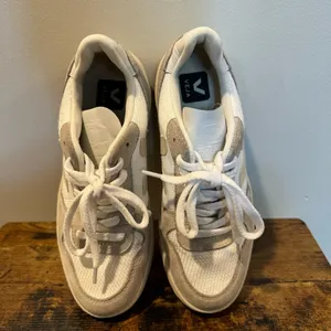 Veja V-10 Sneakers in White Natural Pierre thumbnail 7
