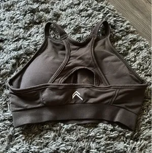EFFORTLESS SEAMLESS HIGH NECK BRALETTE | DEEP TAUPE Oner Active Medium thumbnail 4