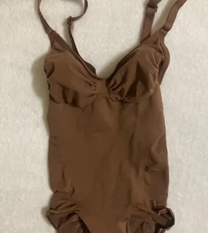 SKIMS Sculpting Bodysuit XS thumbnail 3